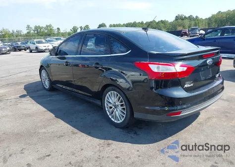 2014 Ford Focus Titanium z USA, uszkodzony, nr VIN 1FADP3J21EL240460